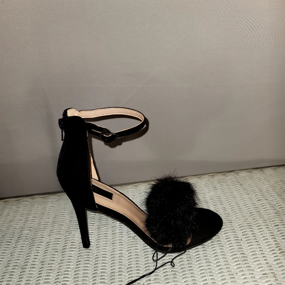 Brand new heels open toes, faux fur design various sizes, - Picture 6 of 7